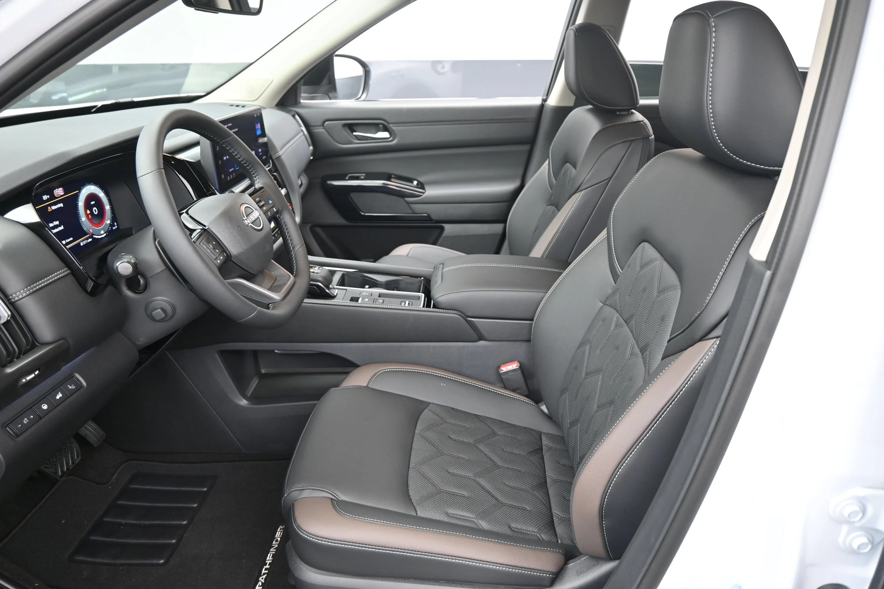 New 2026 Everest White Pearl TriCoat / Super Black Two-tone Nissan Platinum image 8
