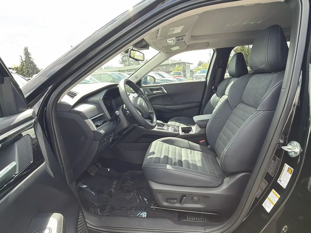 New 2025 Black Diamond Mitsubishi SE image 10