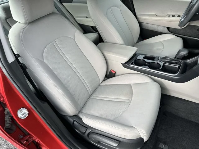 Used 2019 Red Hyundai SE image 26