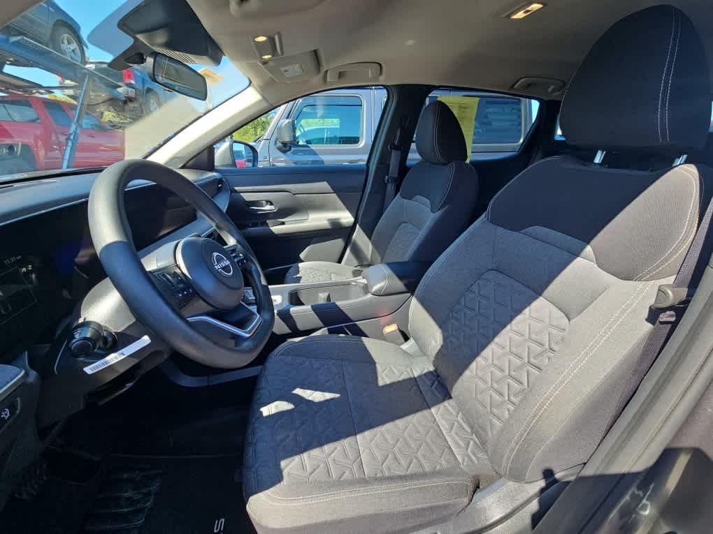 Used 2025 Gun Metallic Nissan SV image 4