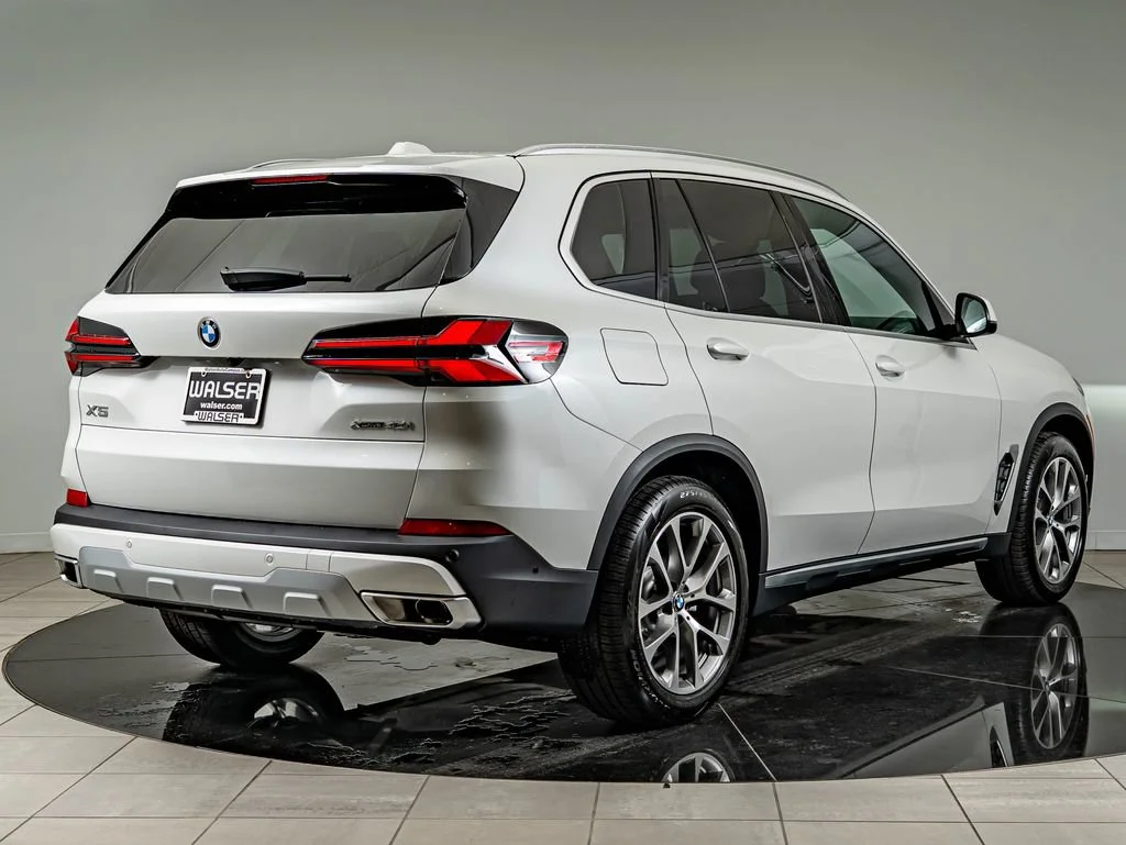 New 2026 Mineral White Metallic BMW xDrive40i image 5