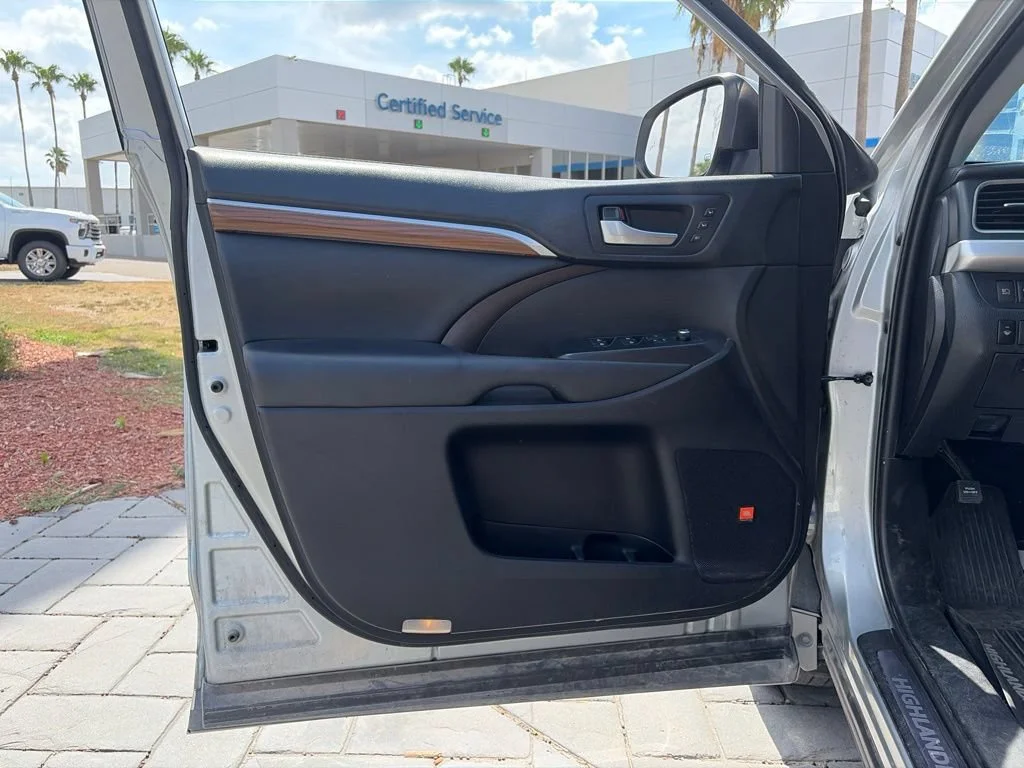 Used 2019  Toyota Limited image 13
