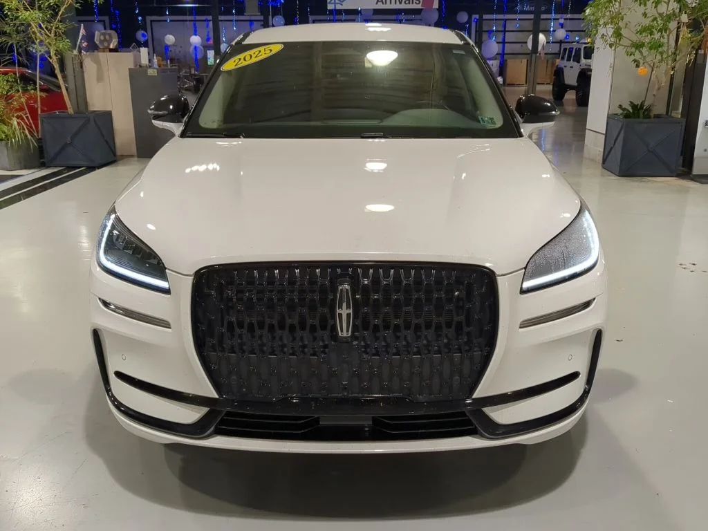 Used 2025 White Metallic Lincoln Premiere image 3