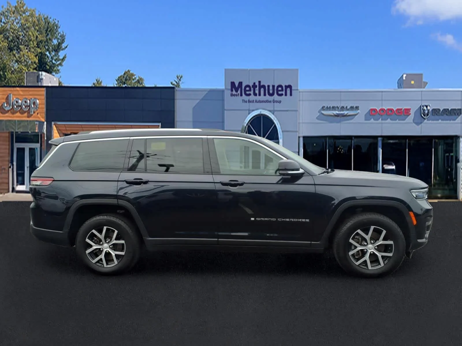 Used 2023 Midnight Sky Jeep Limited image 2