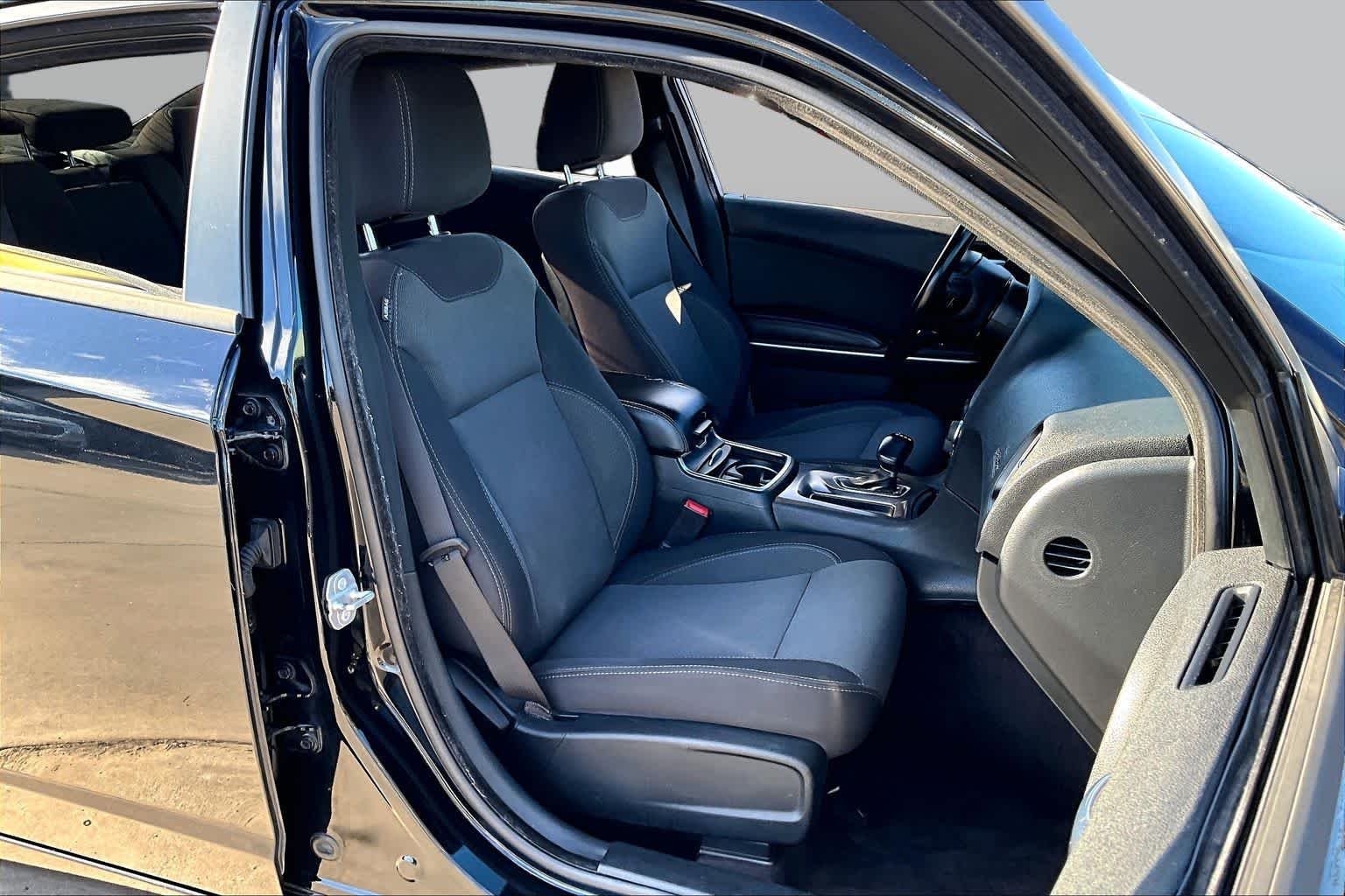 Used 2017 Pitch Black Clearcoat Dodge SE image 9