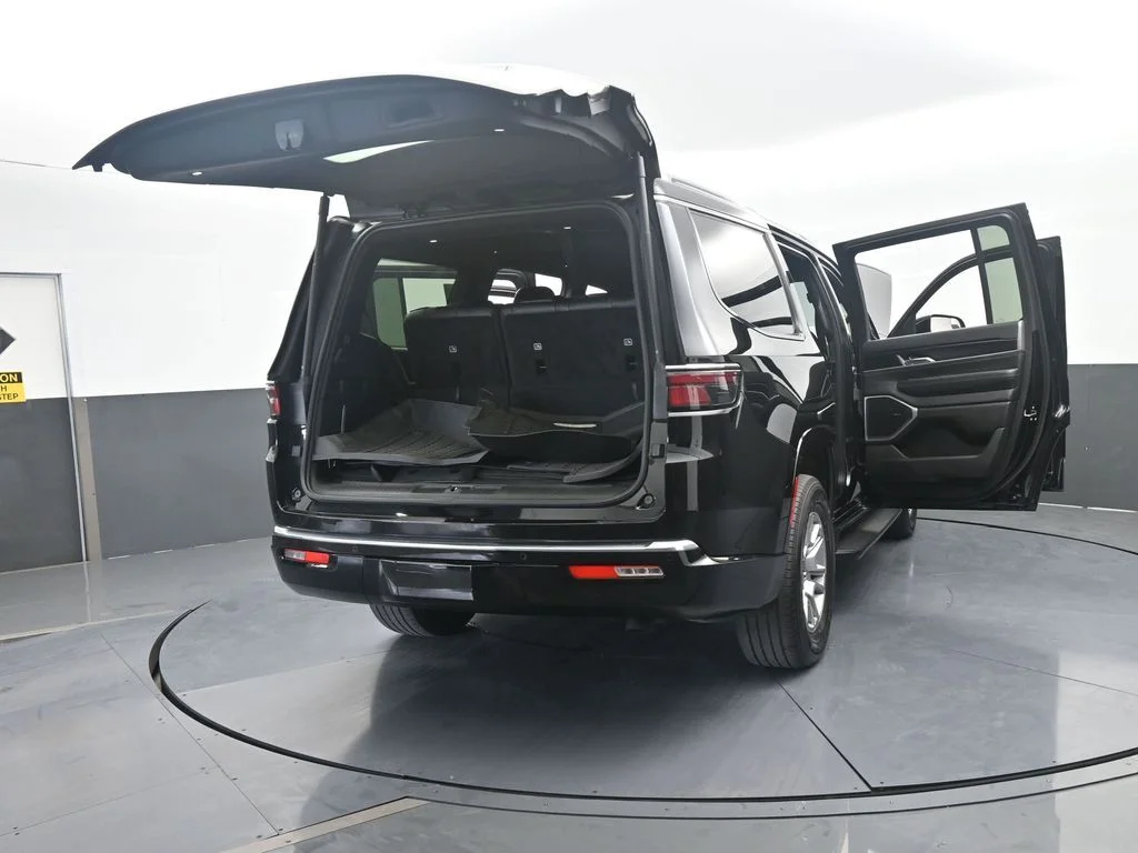 Used 2023 Diamond Black Crystal Pearlcoat Jeep Base image 81