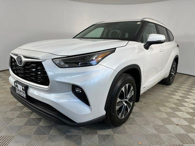 Certified Used 2026 WIND CHILL PEARL Toyota  image 9
