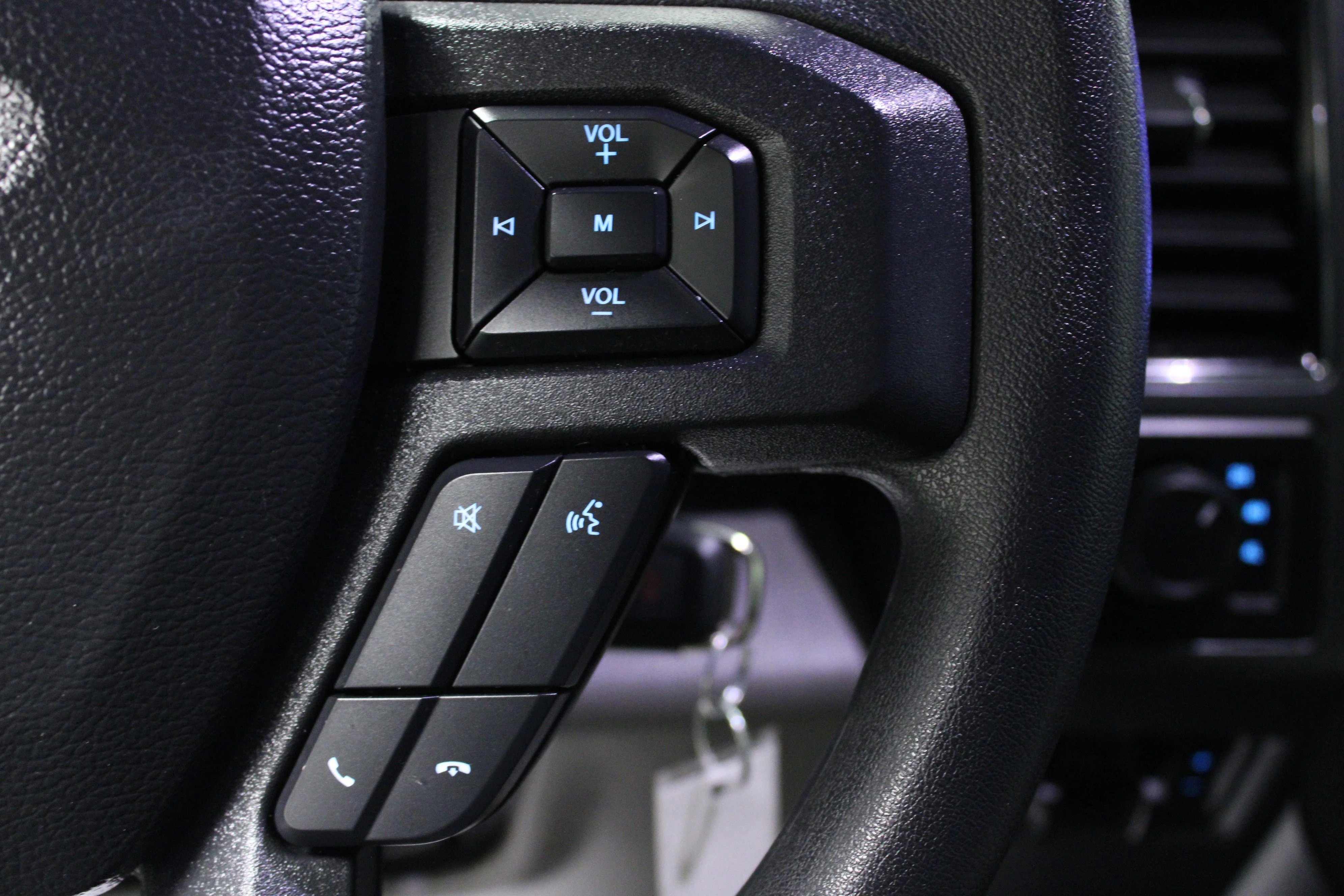 Used 2022 Oxford White Ford XLT image 19