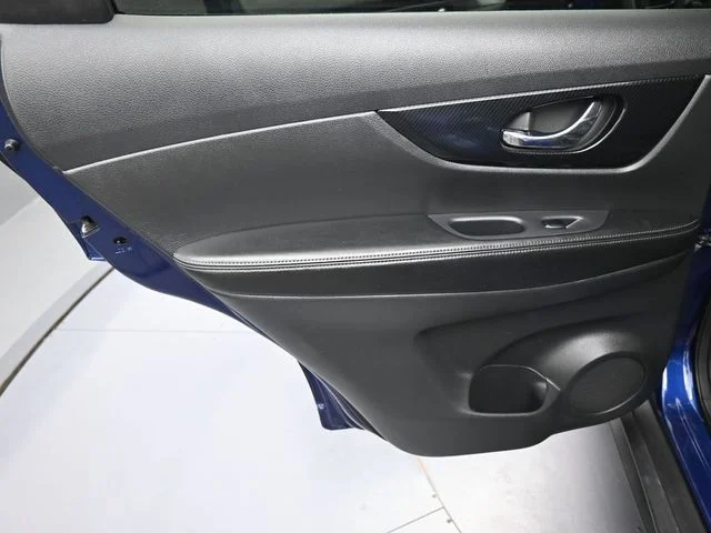 Used 2020 Blue Nissan SL image 10