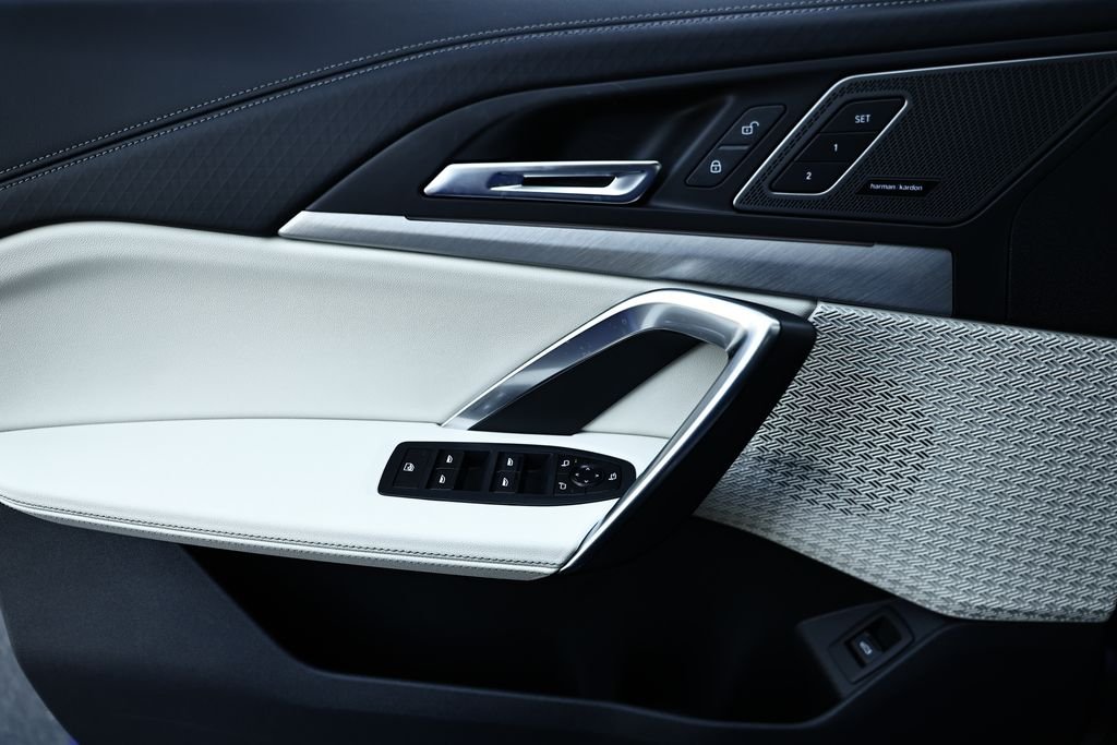 New 2027 C31 BMW xDrive28i image 13