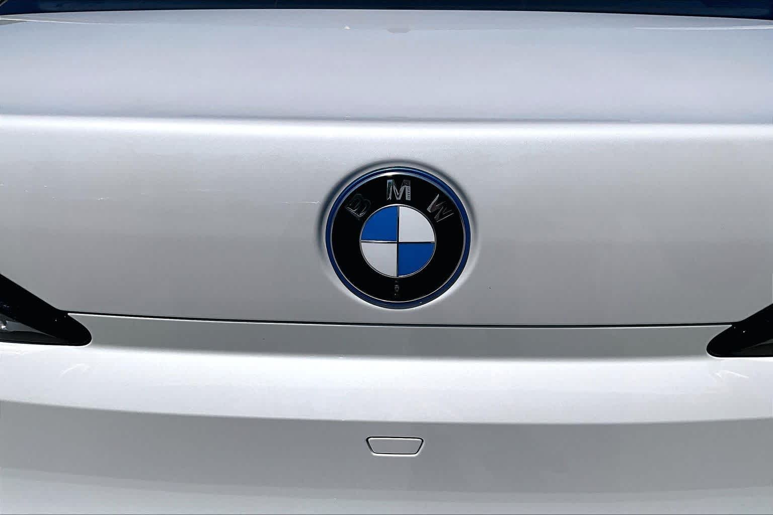 2025 BMW 7 Series 750e - Photo 9