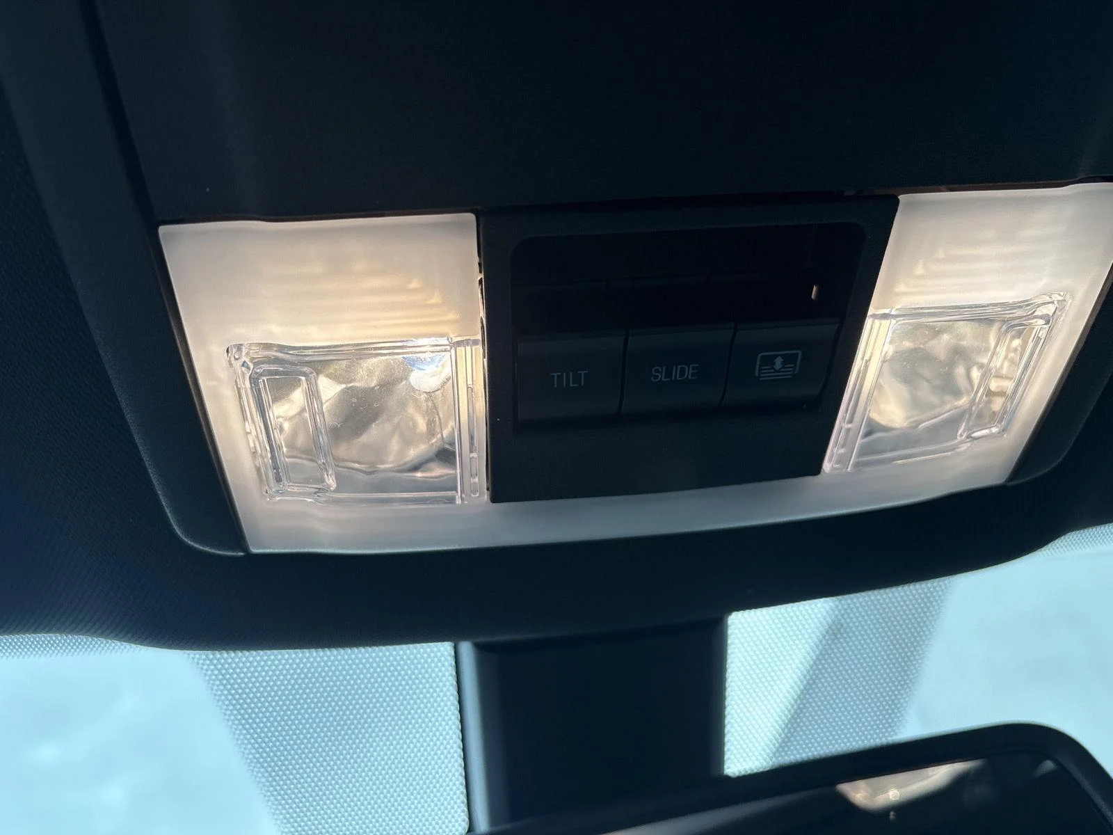 Used 2018 White Platinum Metallic Tri-Coat Ford XLT image 25