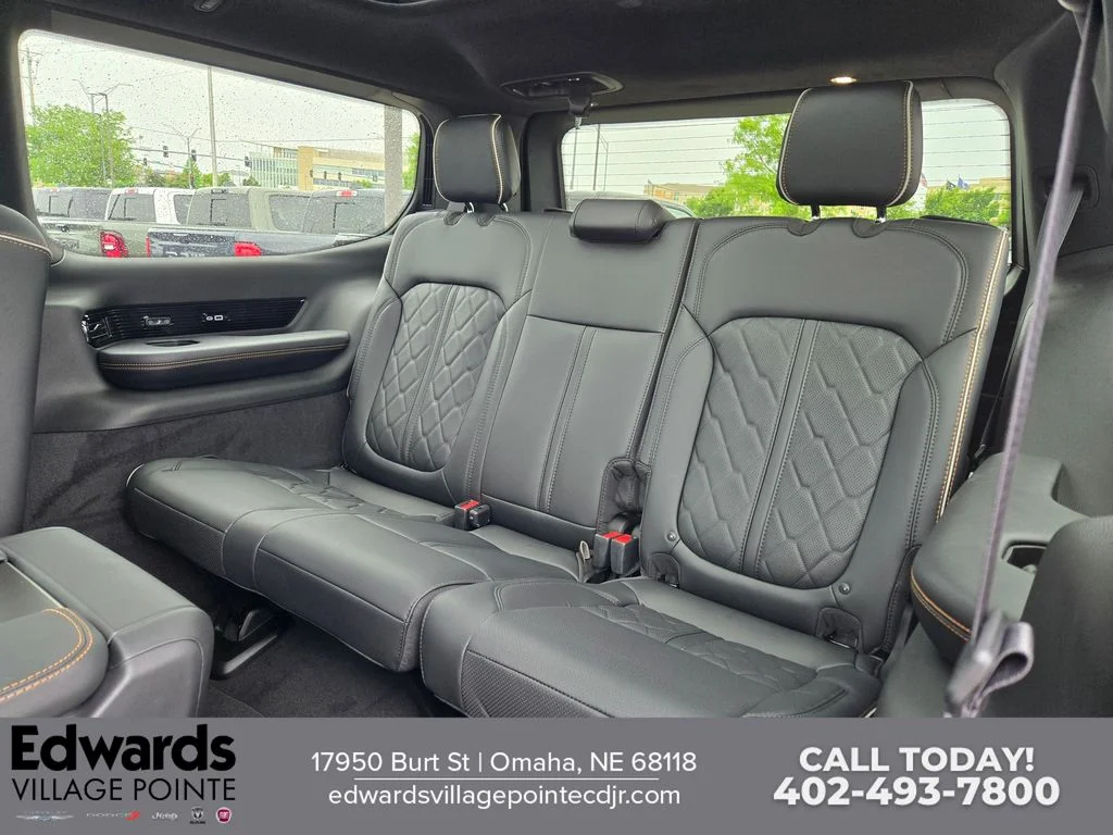 New 2026 Bright White Clear-Coat Exterior Paint Jeep Summit Reserve image 30