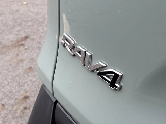 Used 2021  Toyota XLE Premium image 12