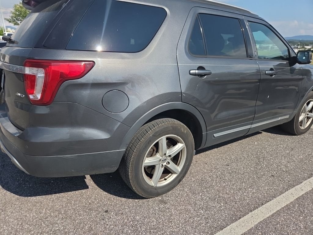 Used 2017 Gray Ford XLT image 3