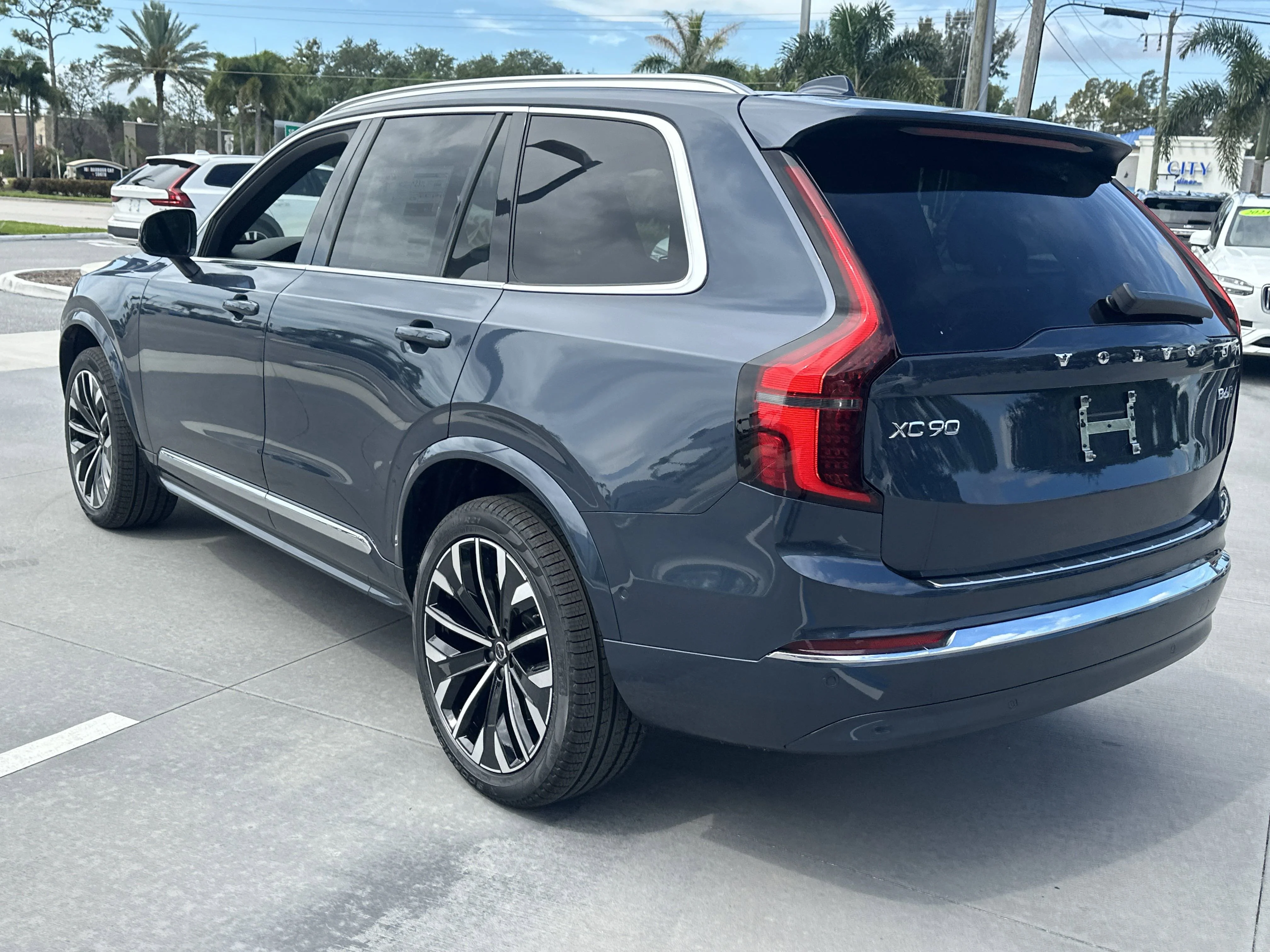 2026 Volvo XC90 Plus - Photo 8