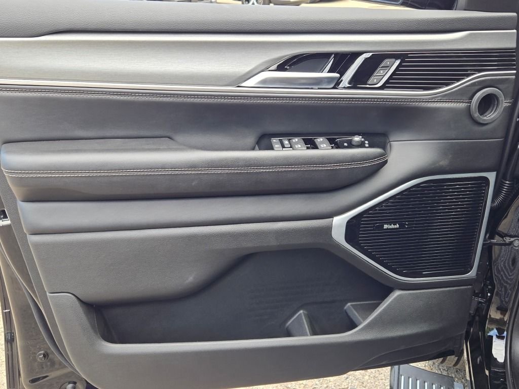 New 2026 High Gloss Black Exterior Paint Jeep Limited Reserve image 32
