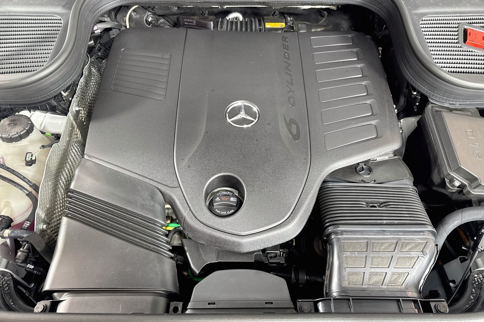 New 2026 MANUFAKTUR Moonlight White Metallic Mercedes-Benz GLS 450 image 28