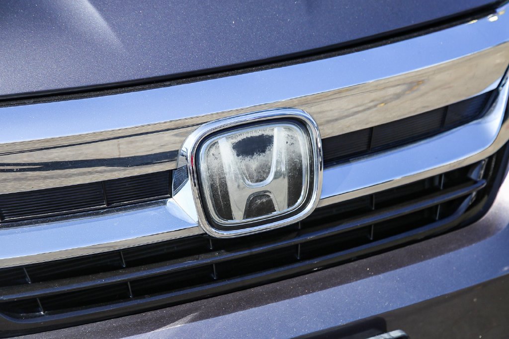 Used 2019 Modern Steel Metallic Honda Touring image 11