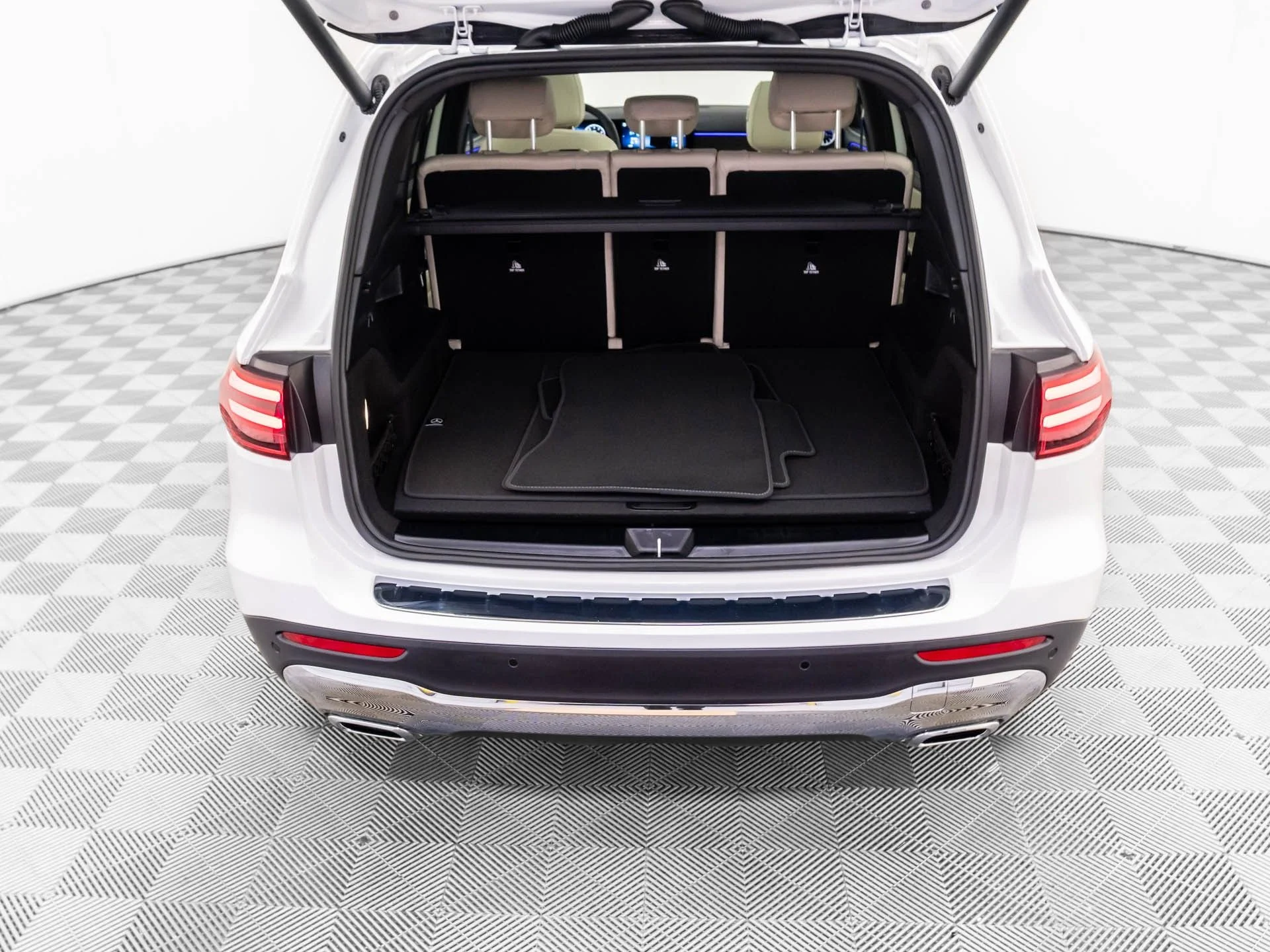 New 2026 White Mercedes-Benz GLB 250 image 32