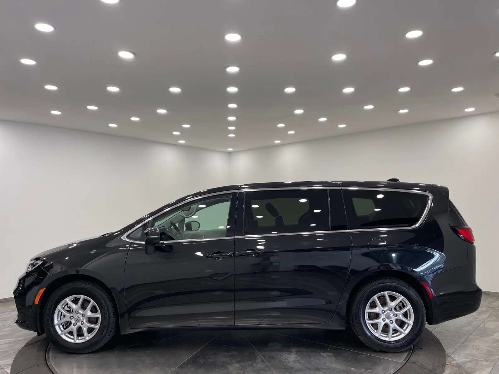 Used 2023 Brilliant Black Crystal Pearlcoat Chrysler Touring L image 4