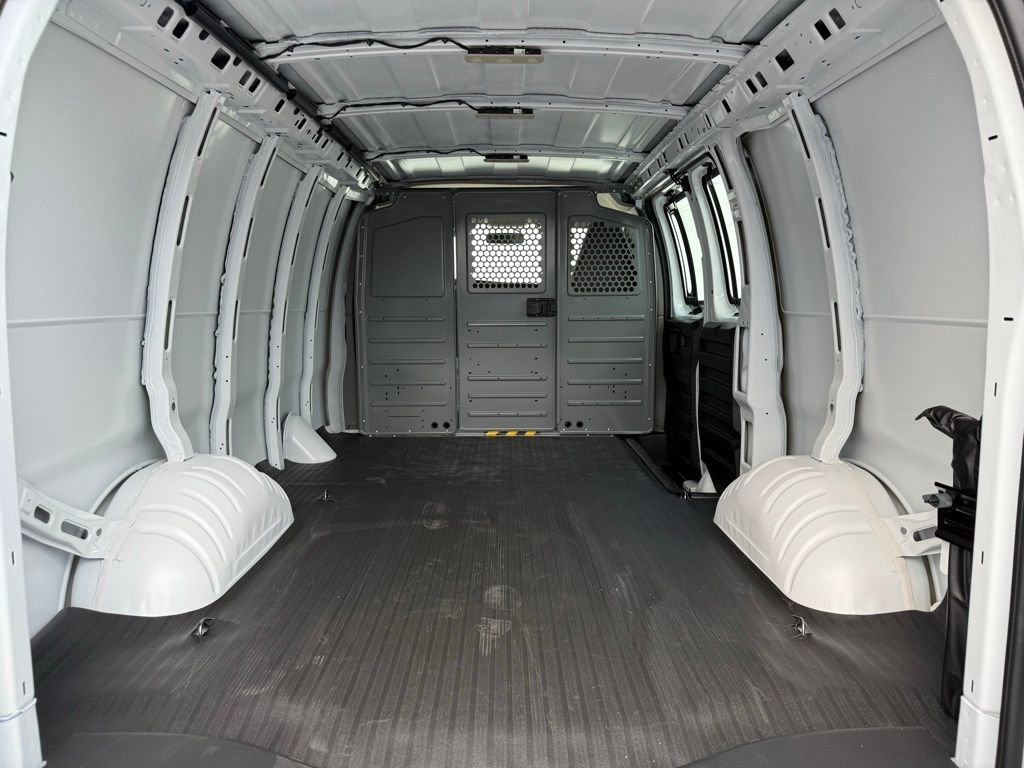 2025 Chevrolet Express Cargo Work Van - Photo 10