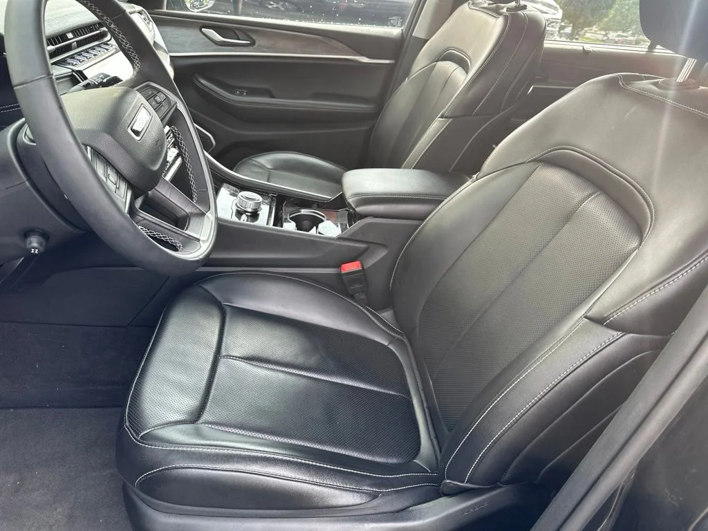 Used 2023 Gray Jeep Limited image 4