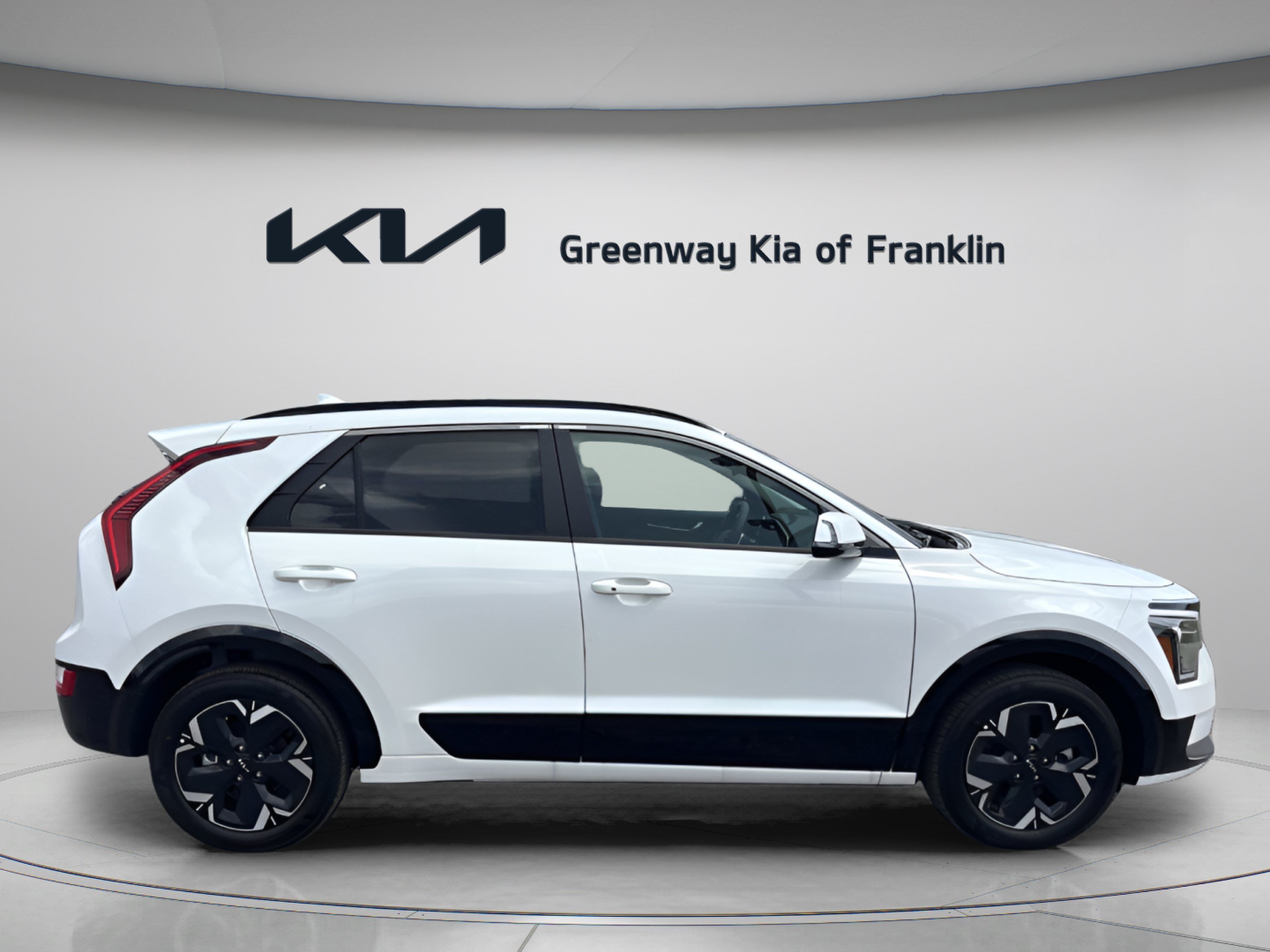 New 2026 Snow White Pearl Kia Wind image 8