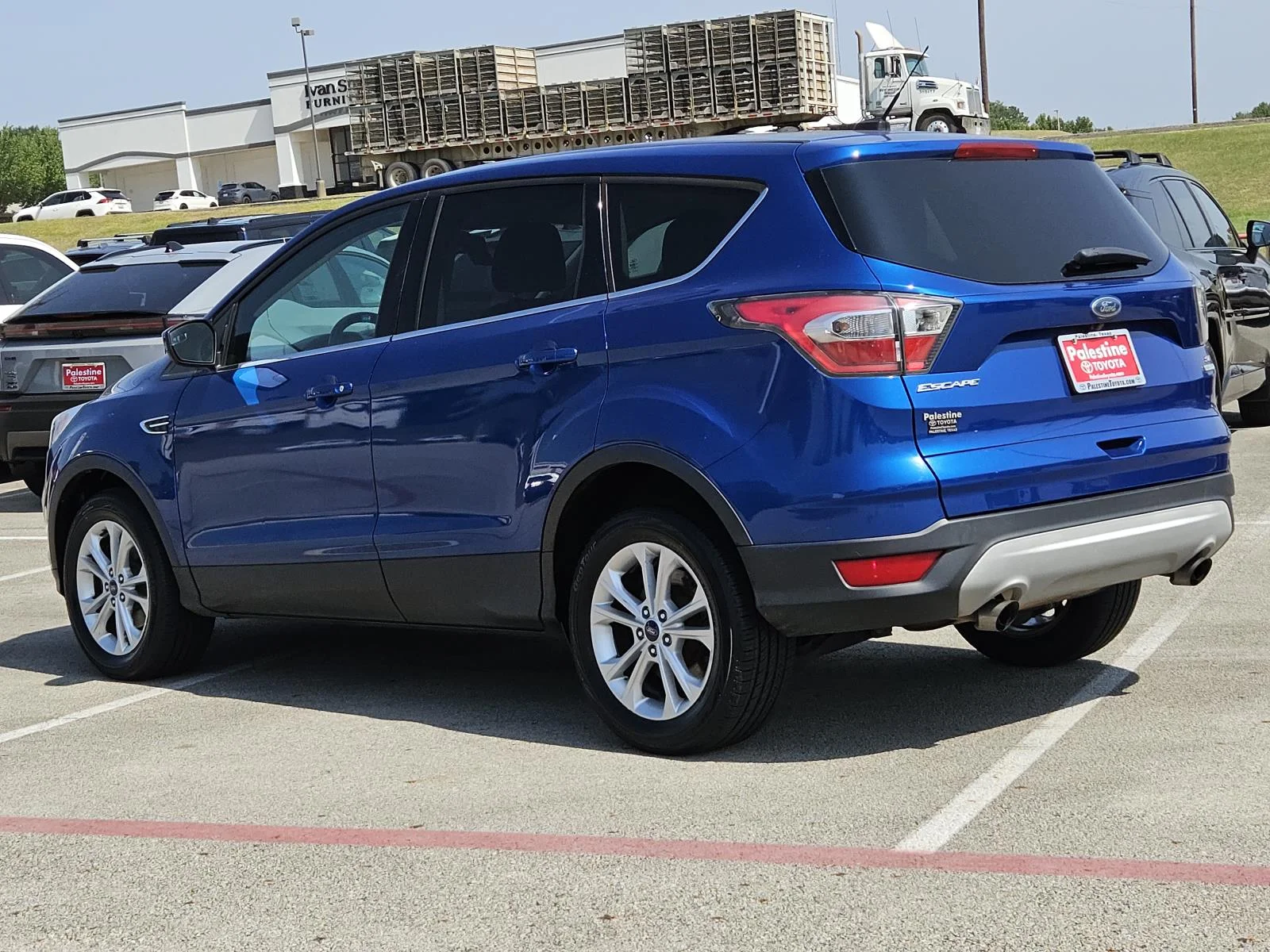Used 2017 Lightning Blue Metallic Ford SE FWD image 6