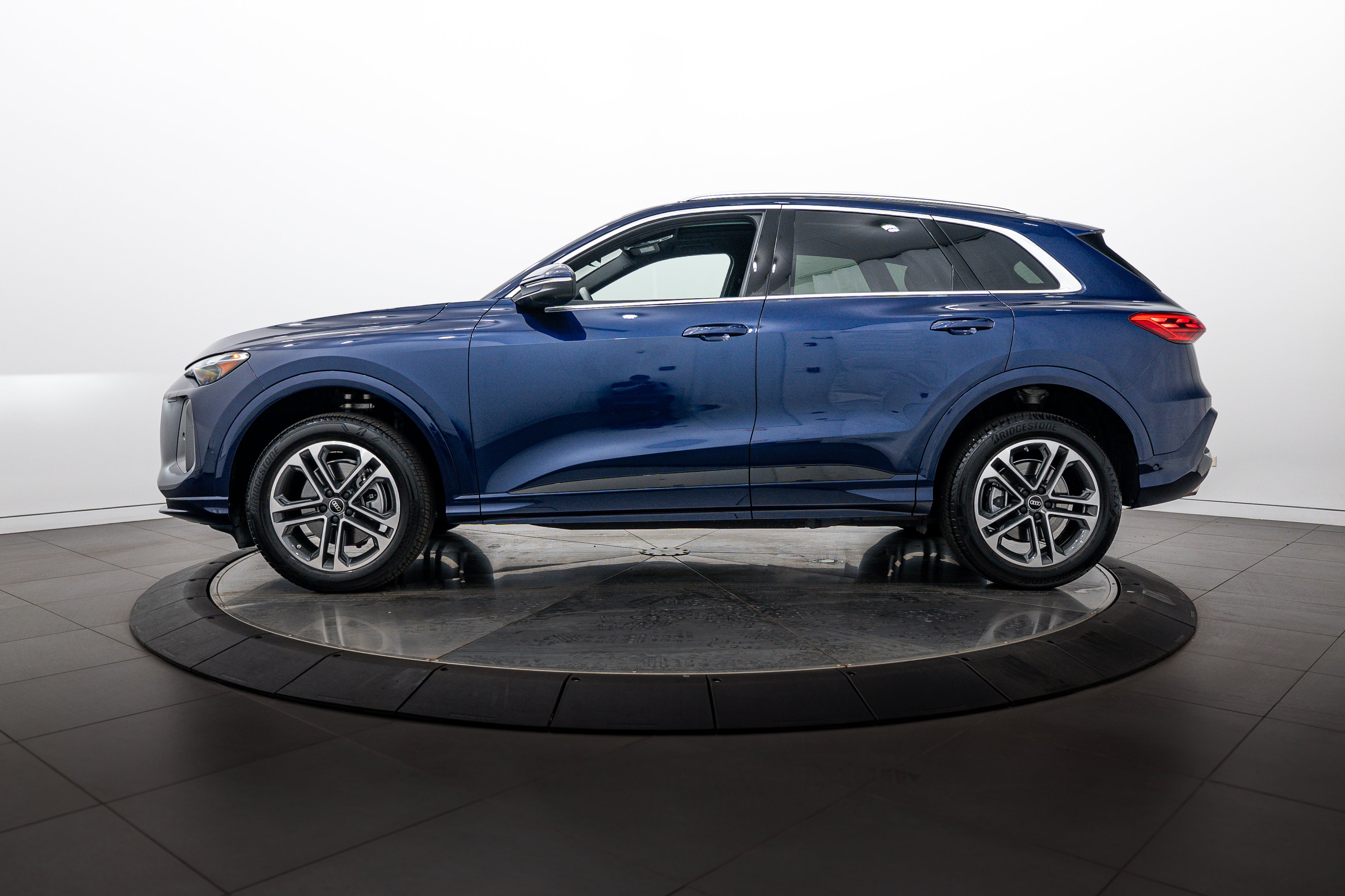 Used 2025 Navarra Blue Metallic Audi Premium image 6
