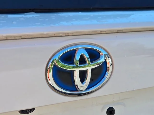 Used 2022 White Toyota XLE Premium image 17