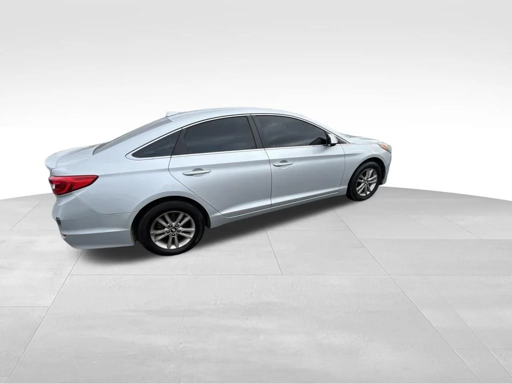 Used 2016 Silver Hyundai SE image 29