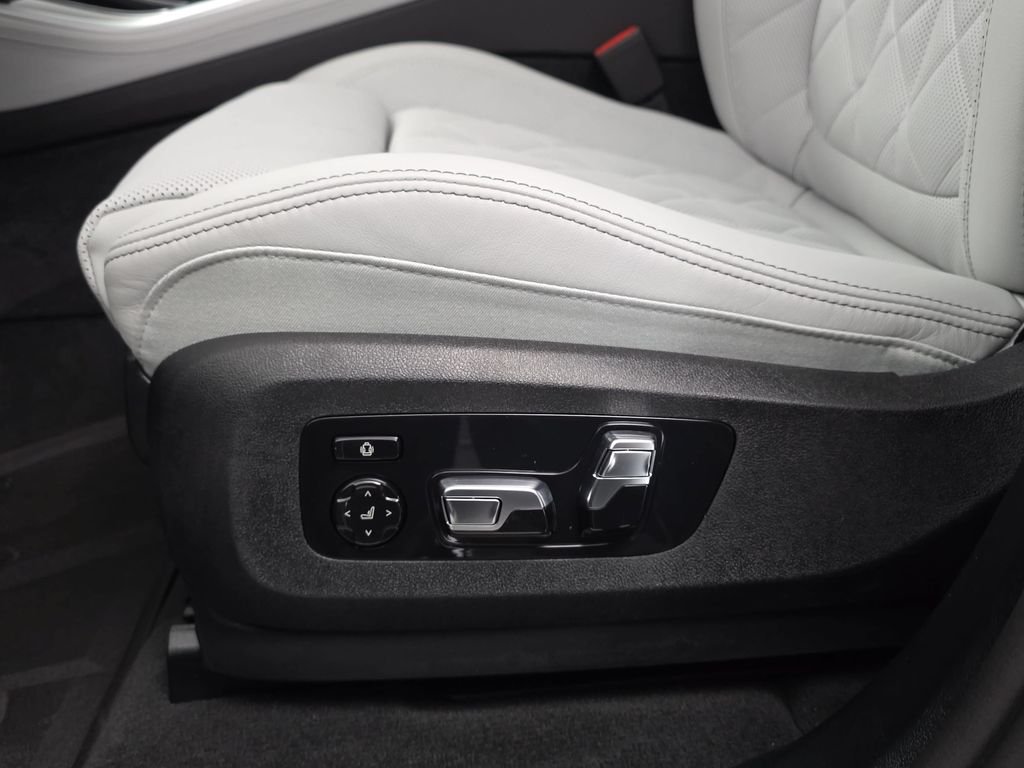 New 2026 Black Sapphire Metallic BMW xDrive40i image 28