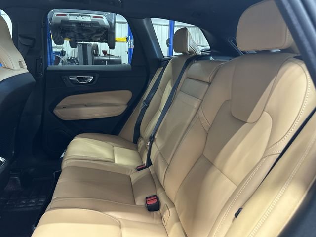Used 2022  Volvo B5 Inscription image 30