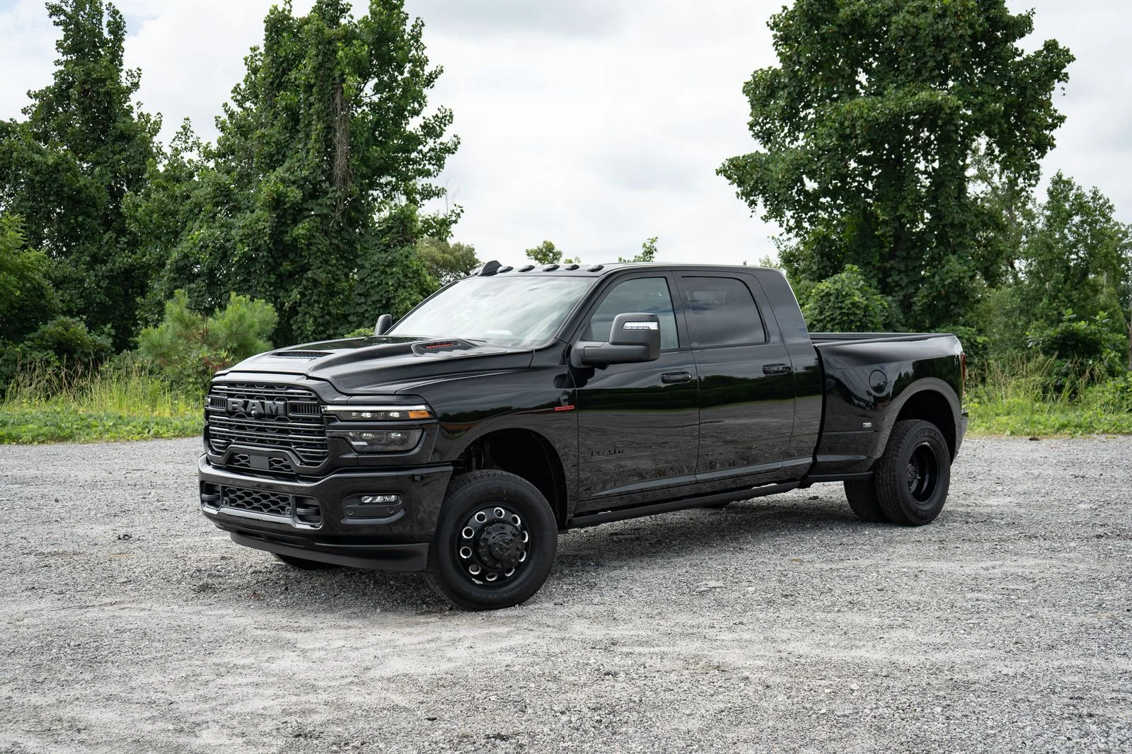New 2026 Diamond Black Crystal Pearl-Coat Exterior Paint RAM Laramie image 4