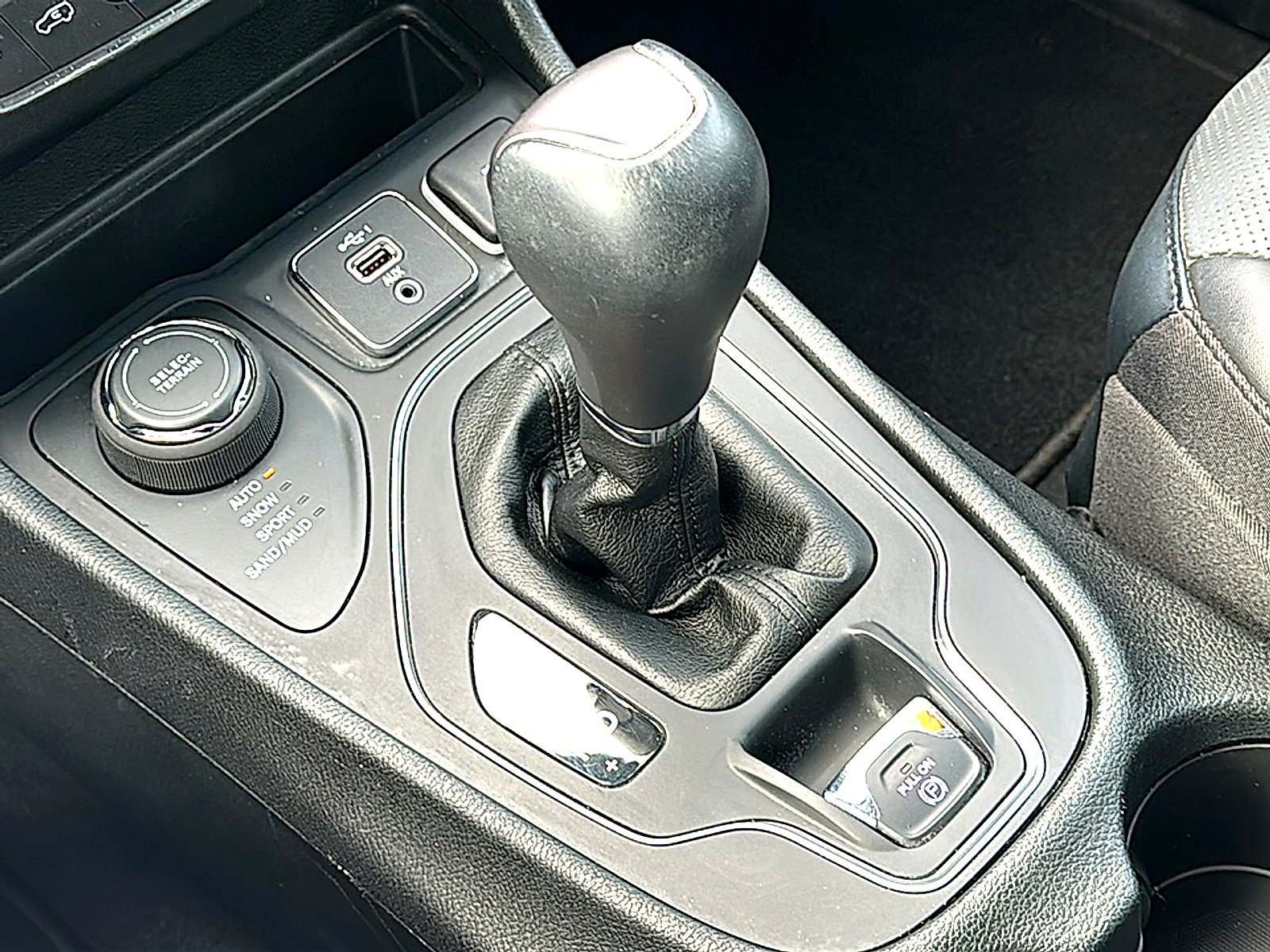 Used 2022 WHITE Jeep Latitude Lux 4x4 image 34