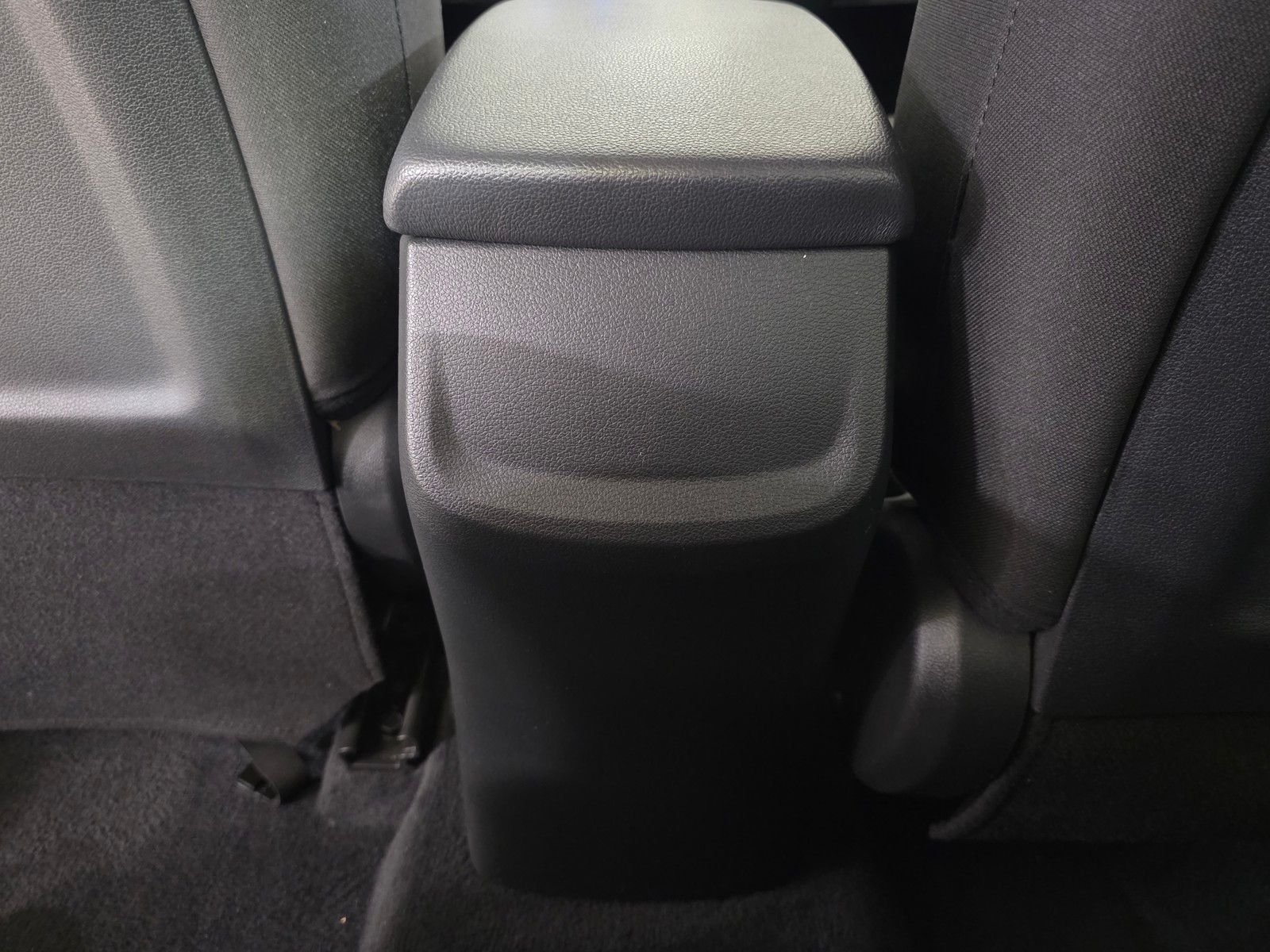 Used 2018 Quartz White Pearl Hyundai SE image 16