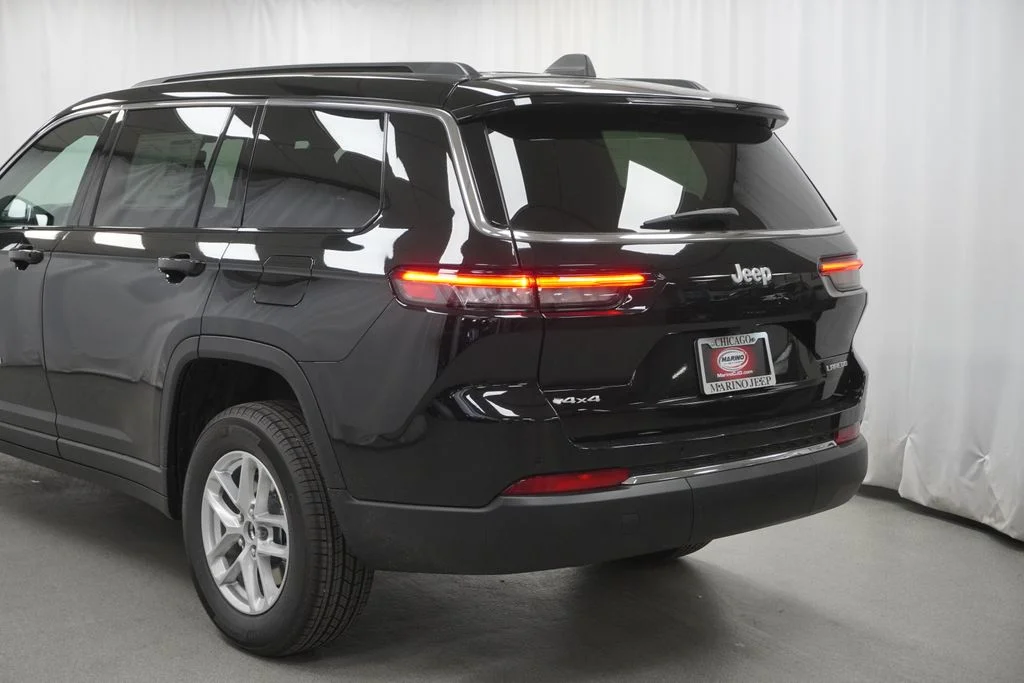 New 2026 Diamond Black Crystal Pearlcoat Jeep Laredo image 12