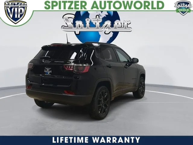 New 2026 Diamond Black Crystal Pearl-Coat Exterior Paint Jeep Latitude image 10