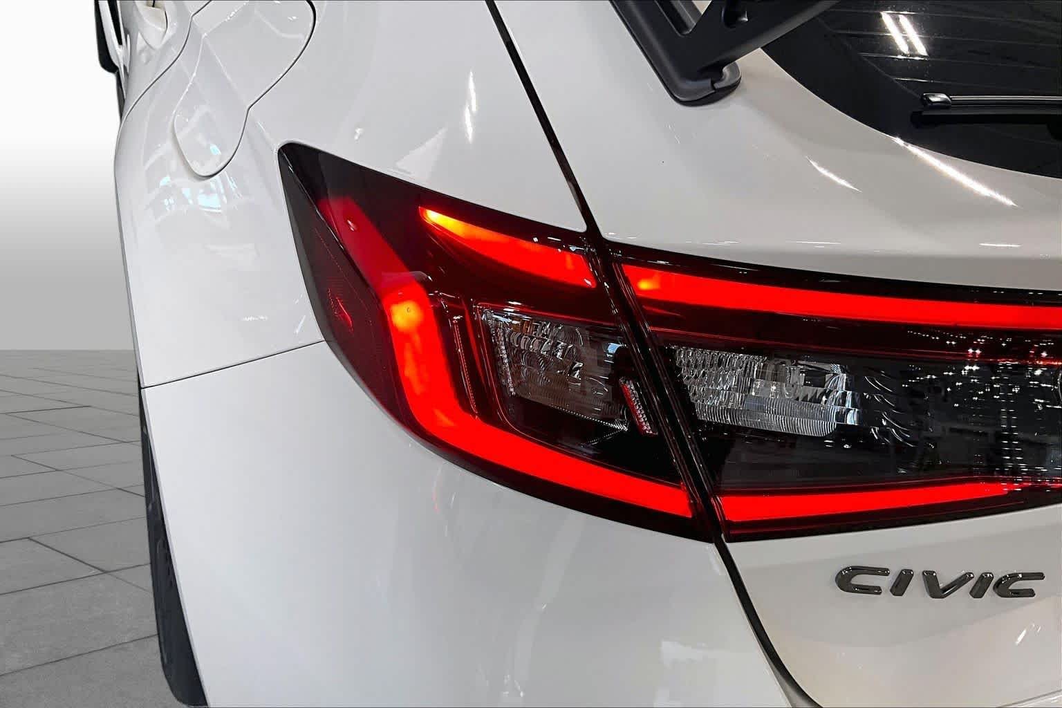 Used 2025 Championship White Honda  image 25