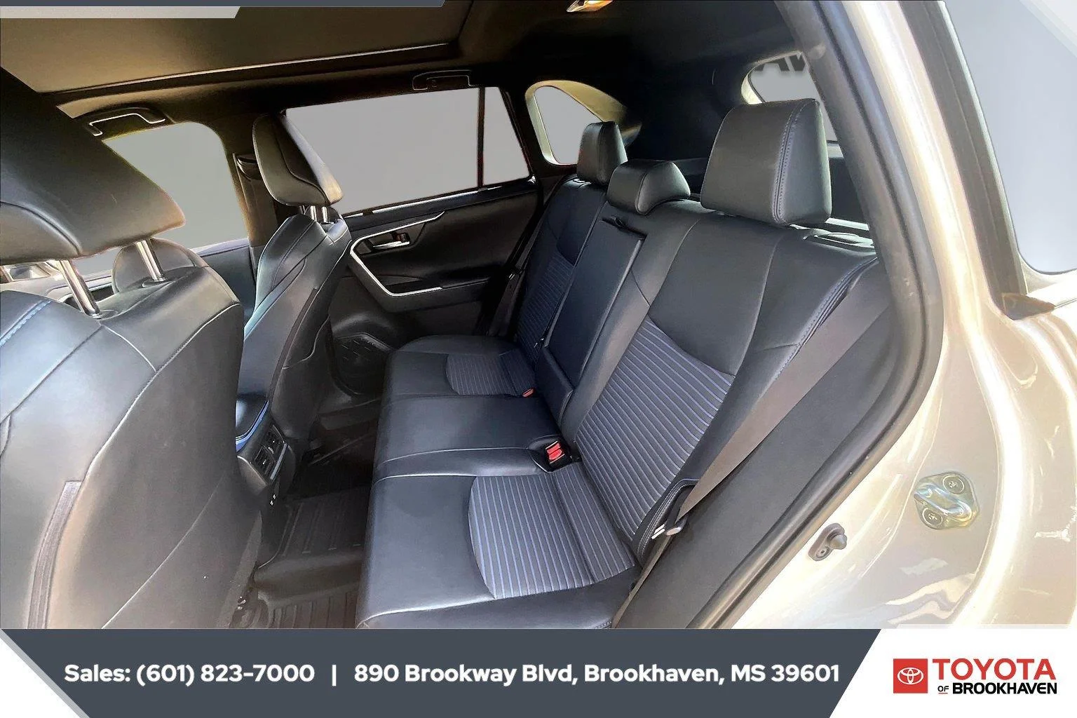 Used 2020 Blizzard Pearl w/Midnight Black Metallic Roof Toyota XSE image 19
