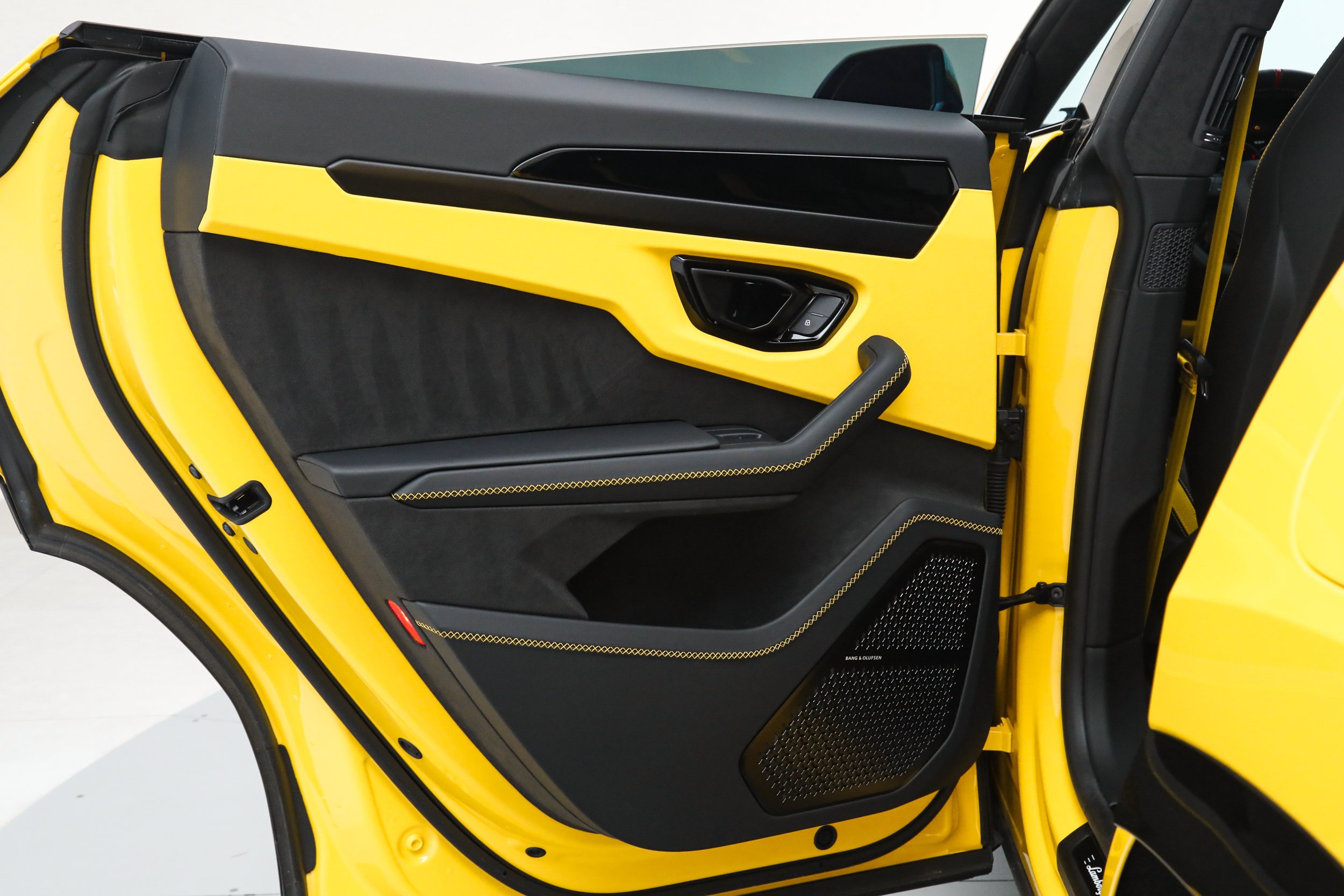 Used 2025 Yellow Lamborghini SE image 34