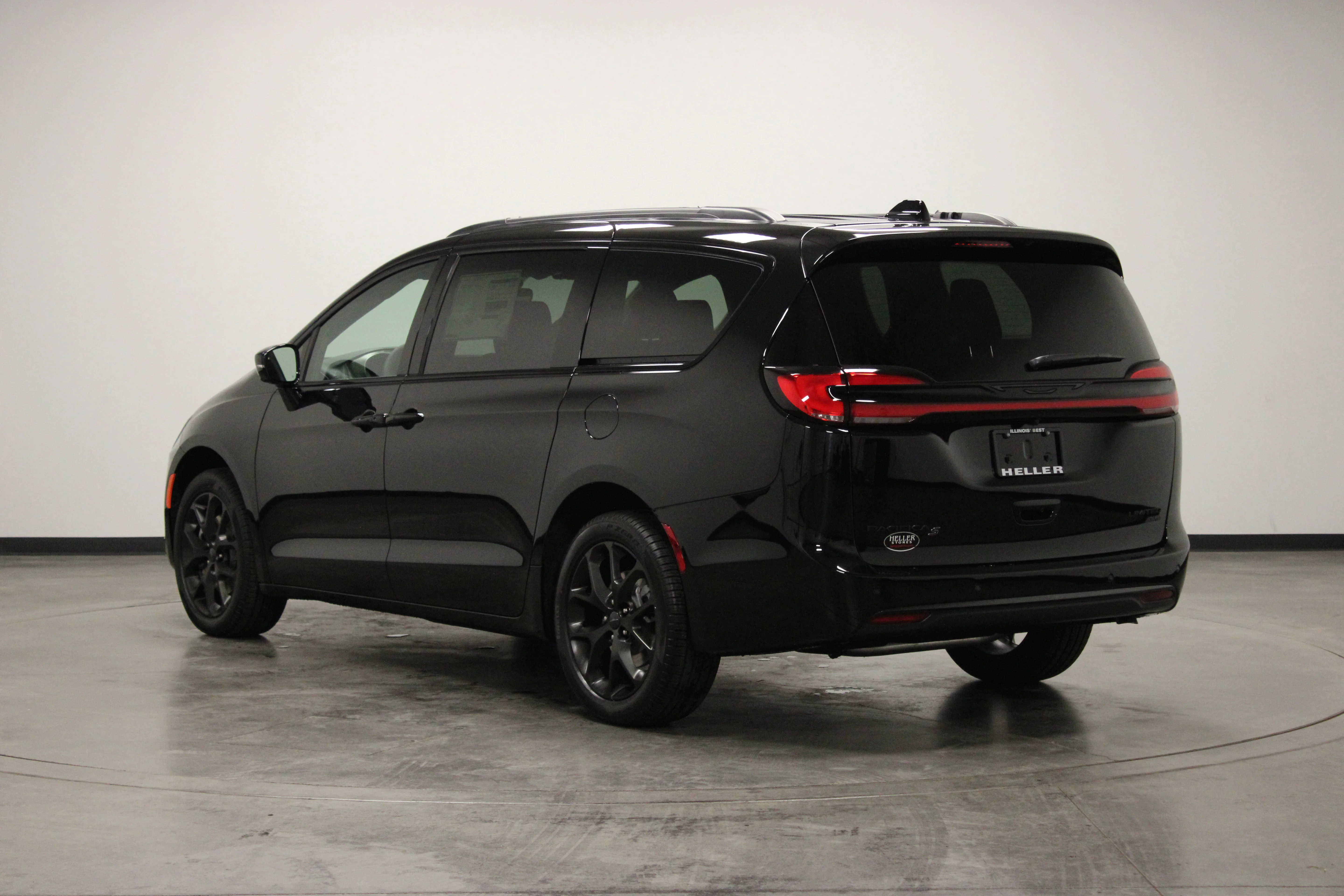 New 2027 Diamond Black Crystal Pearl-Coat Exterior Paint Chrysler Limited image 6
