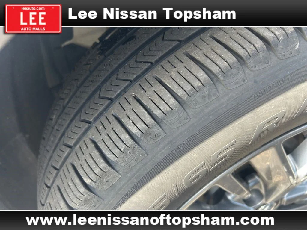Used 2021 Glacier White Nissan S image 25