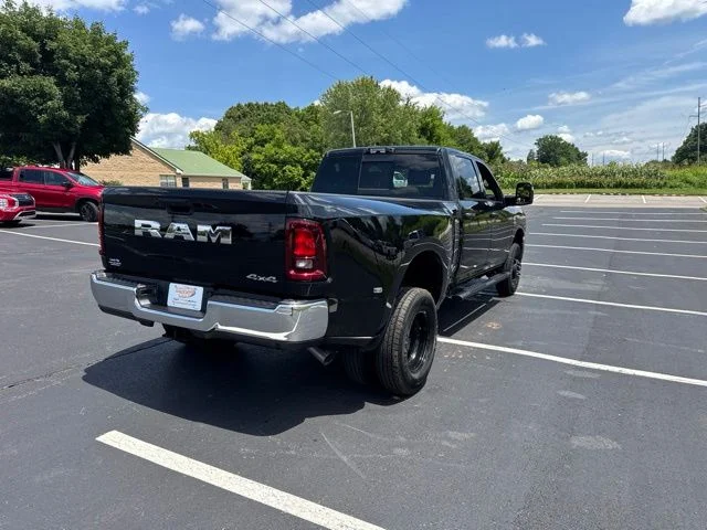 New 2026 Diamond Black Crystal Pearl-Coat Exterior Paint RAM Tradesman image 7