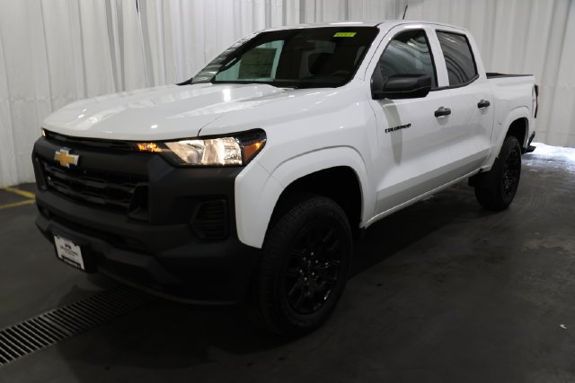New 2026 Summit White Chevrolet WT image 24