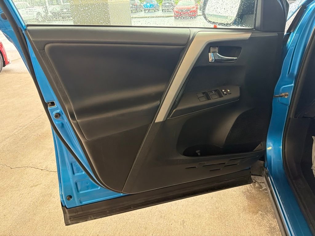 Used 2018 Electric Toyota XLE image 18