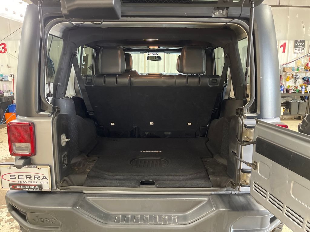 Used 2015 Silver Jeep Unlimited Rubicon image 22