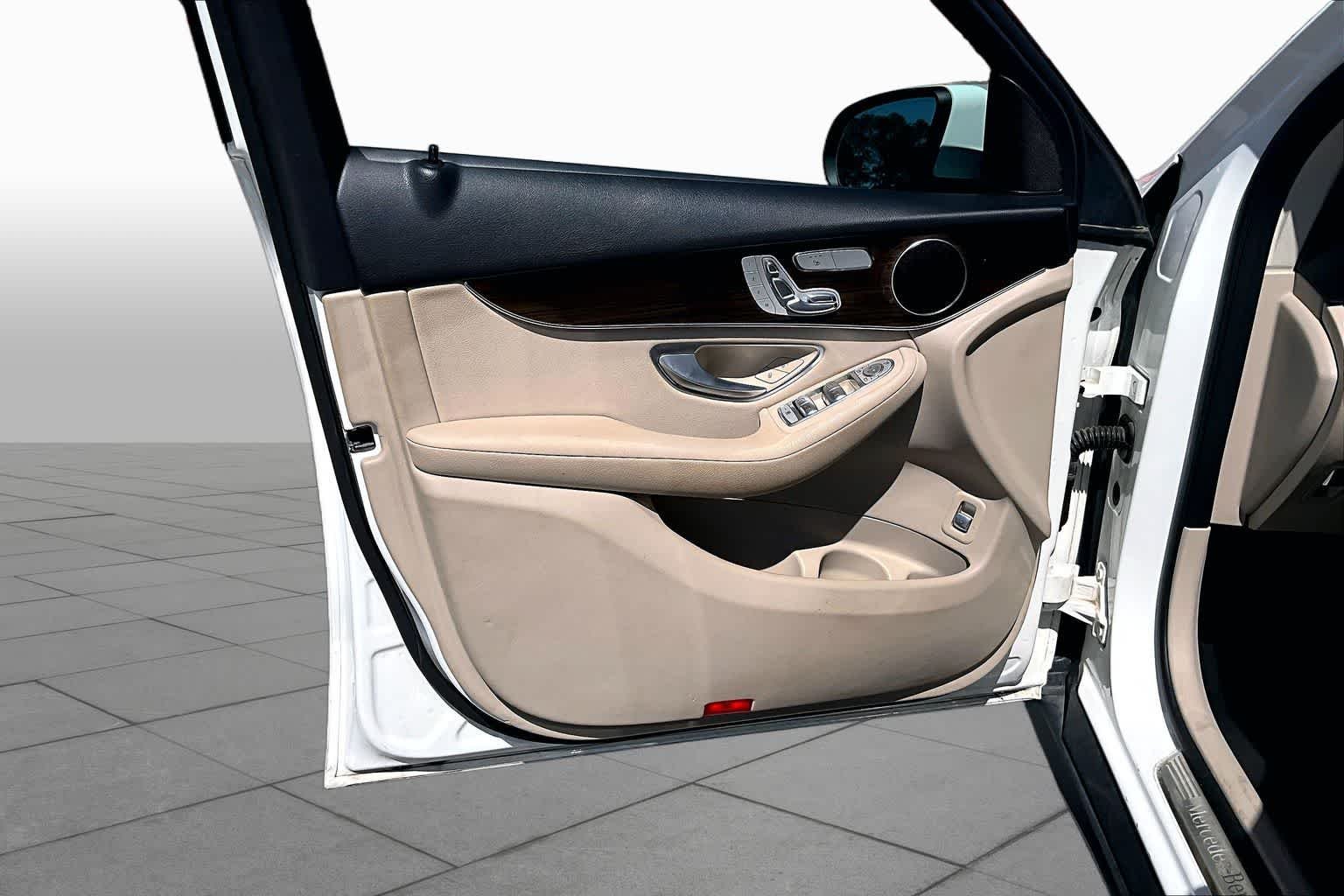 Used 2021 Polar White Mercedes-Benz GLC 300 image 40
