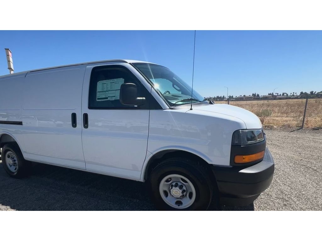New 2026 Summit White Chevrolet 1WT image 4
